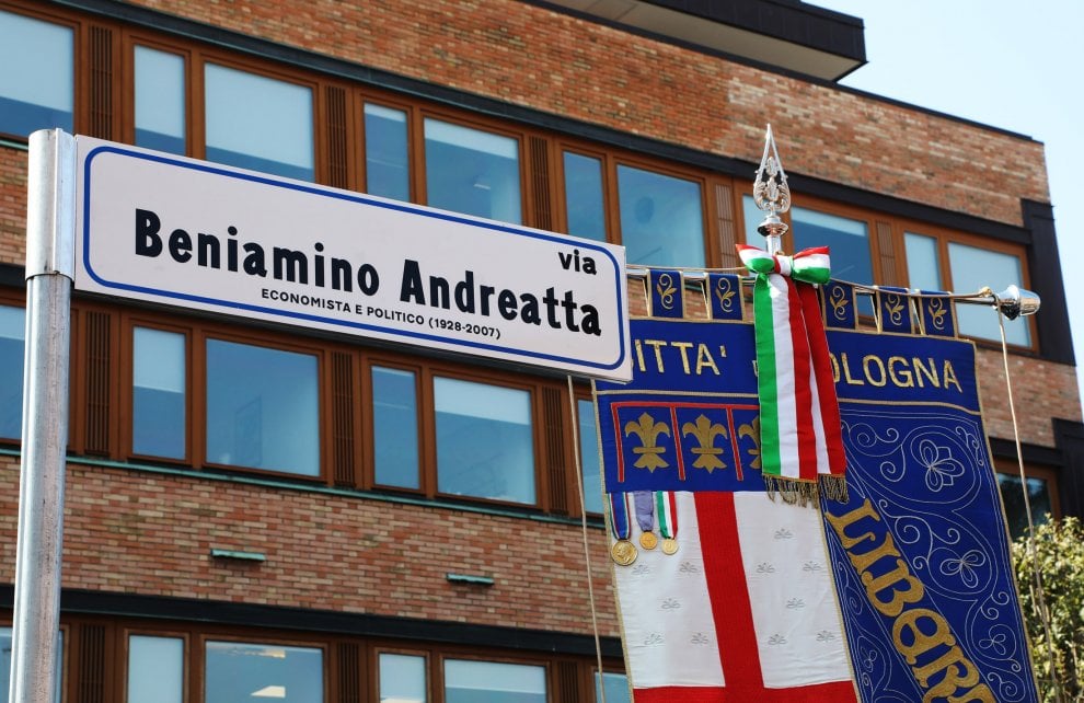 Il nostro pensiero va a #NinoAndreatta scomparso 14 anni fa. Economista, politico, grande europeista nel 2018 Bologna gli ha dedicato una strada nella zona universitaria. Le sue idee, la forza delle sue proposte rimarranno una fonte di ispirazione dal valore inestimabile.