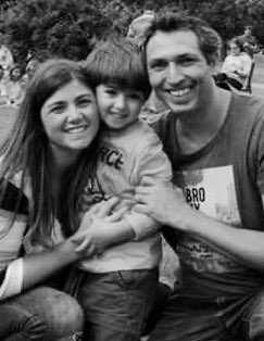ARaurich's tweet photo. Pienso en Andrés Abt mi marido, en todos los fallecidos por COVID, en sus familias que están viviendo el dolor de sus pérdidas cómo nosotros. Y recuerdo una frase de los médicos “estamos en plena tormenta y hay que ver que deja” Si podes 🙏CUÍDATE en tu burbuja y VACÚNATE  🙌🏻 https://t.co/RAmYU9D3gF