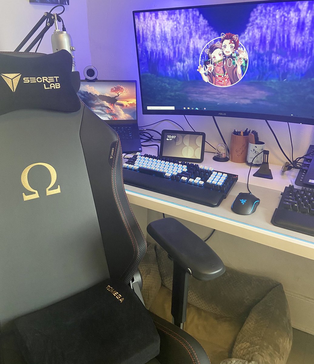 Lanthum's tweet photo. Ooo baby. Just got my new #Secretlab chair in and let me just tell you, that’s some serious comfort. https://t.co/cEYeT6JDiu