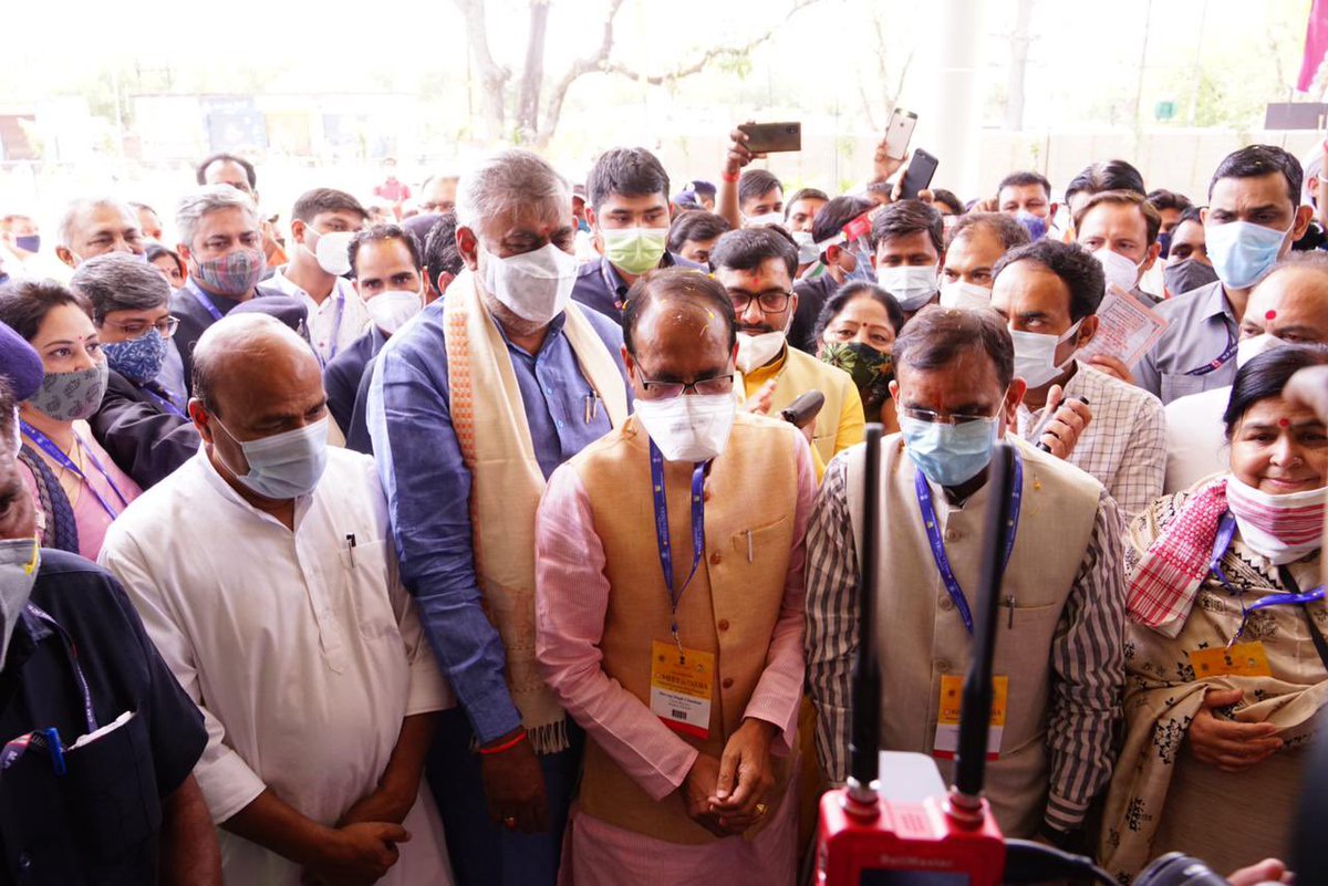 विश्वप्रसिद्ध खजुराहो में <a href="/tourismgoi/">Ministry of Tourism</a> की स्वदेश दर्शन योजना एवं राज्य सरकार के सहयोग से निर्मित अतिआधुनिक कन्वेंशन सेंटर का लोकार्पण मामुख्यमंत्री <a href="/ChouhanShivraj/">Shivraj Singh Chouhan</a> के मुख्य आतिथ्य में प्रदेशाध्यक्ष @VDSharmaOffice <a href="/ushathakurji/">USHA THAKUR</a> सहित गणमान्यों की उपस्थिति में हुआ <a href="/PMOIndia/">PMO India</a> <a href="/BJP4MP/">BJP Madhya Pradesh</a>