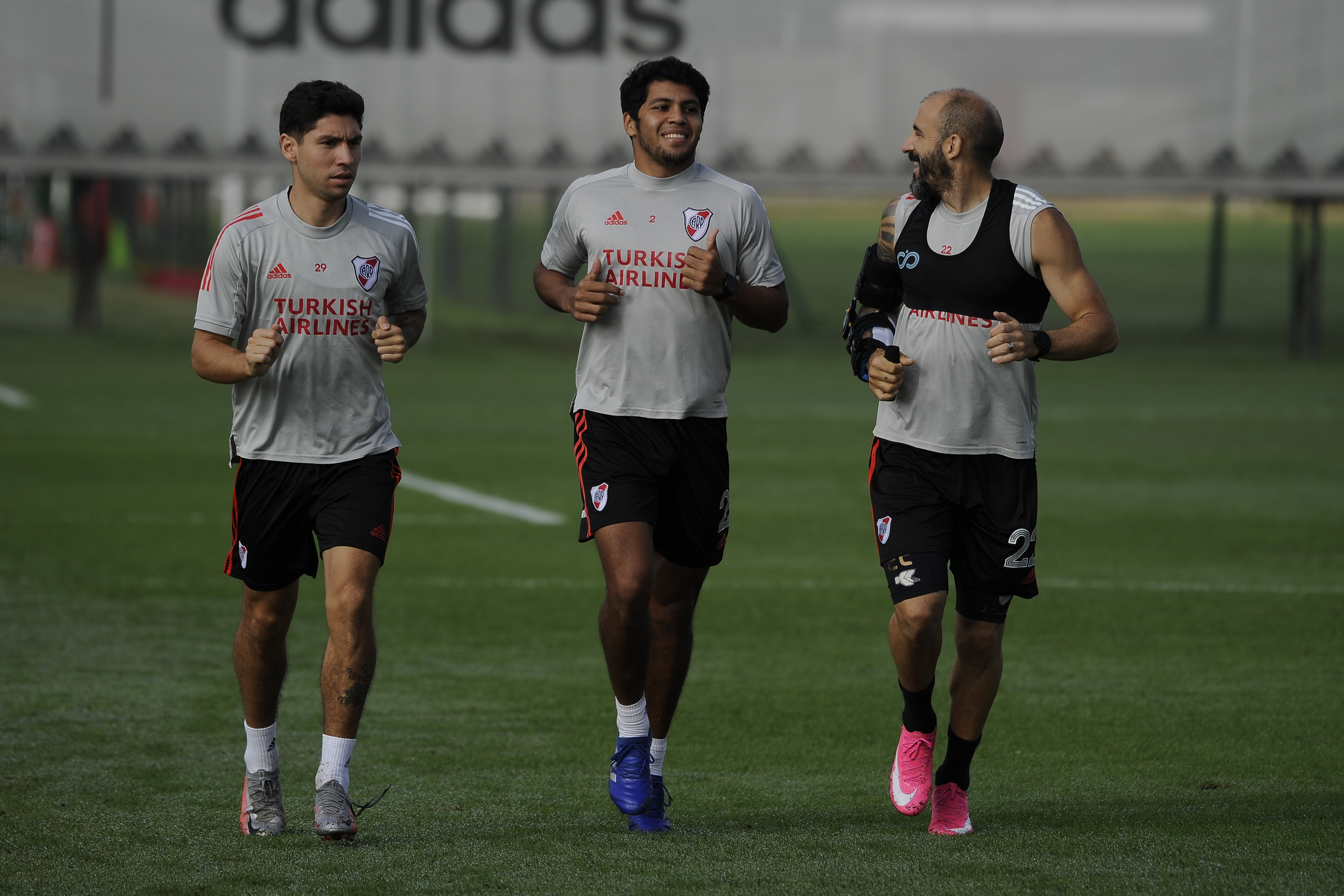 Gremio informó oficialmente que se baja de la pelea por quedarse con Santos Borré