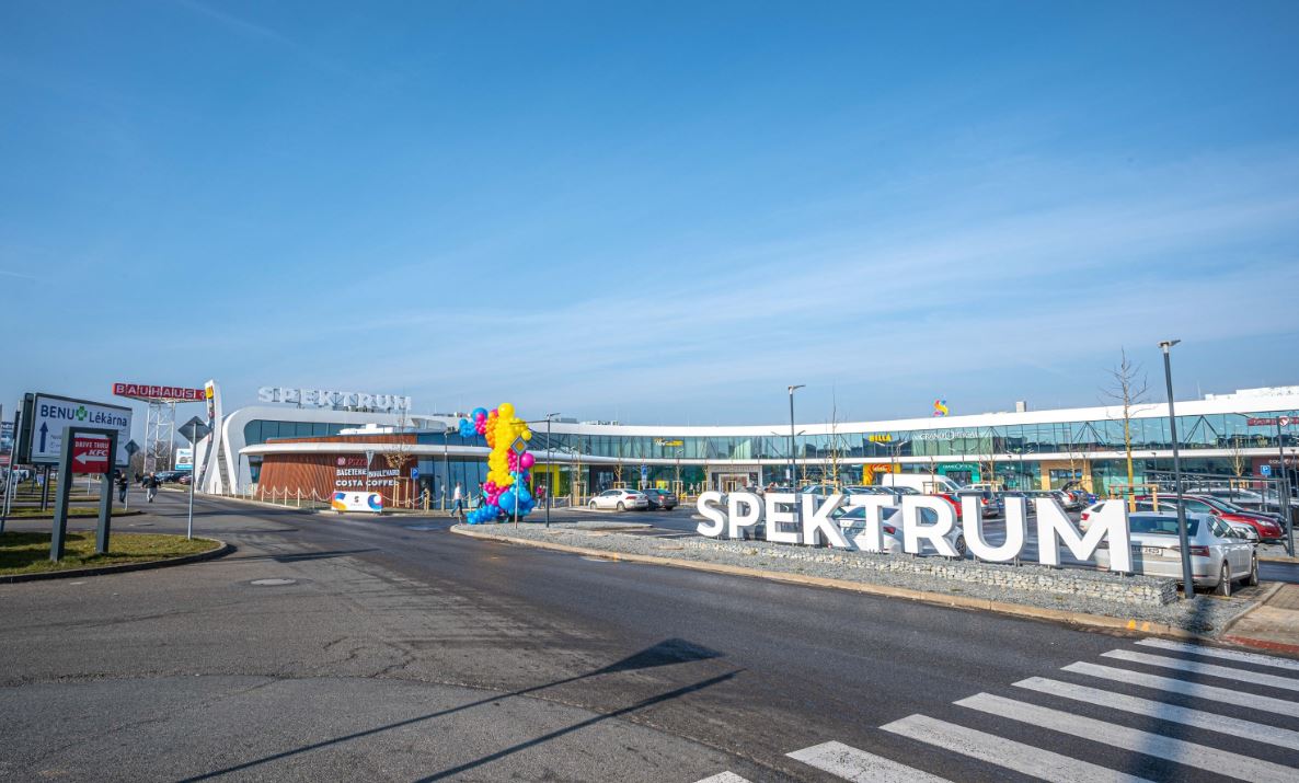 Chapman_Taylor's tweet photo. The newly transformed Spektrum shopping centre opens to the public in #Prague https://t.co/48jZQVxBii #Retail #RetailArchitecture #RetailArchitect #ShoppingCentre #RetailPark #AssetTransformation #Architecture #Design #Designers #CPIPropertyGroup #Spektrum #CzechRepublic #CEE https://t.co/eM0gPydtGL