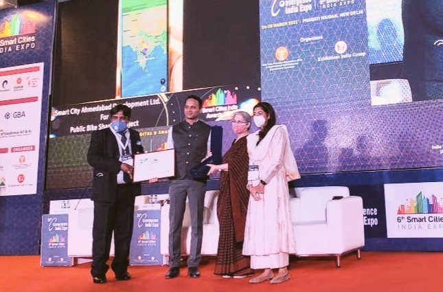 SmartCityAhd's tweet photo. Proud moment for @AmdavadAMC at the 28th Convergence India Expo and 6th Smart City India Expo organised by @ITPODesk Indian Trade Promotion Org where it bagged 3 Awards for its
prestigious Riverfront project, Flower Park @SRFDCL and Public Bike Sharing initiative
@Mukeshias https://t.co/mUG1AHqiQA