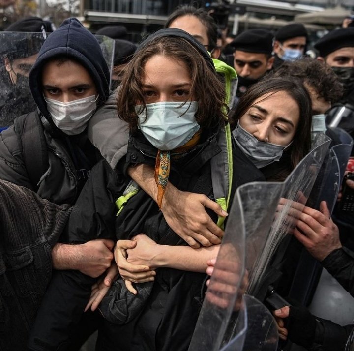 Gözaltılara boyun eğmeyeceğiz!

#ArkadaslarımızaOzgurluk
#BogaziciDireniyor