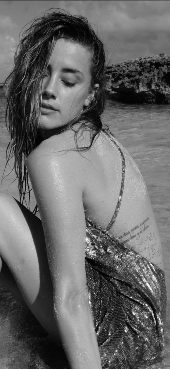 playSHRAPNElL's tweet photo. 12/15: “broken nose . dark red bruises specifically, like purple/red on my temples and in my chin”
Her Stylist 12/16: no injuries, makeup free 
Her Nurse 12/17: can’t “visualize” any injuries
Justice Nickels: I believe her anyway  
Bahamas photo shoot - no injuries
Ah: makeup! https://t.co/KgG2rfy9R7
