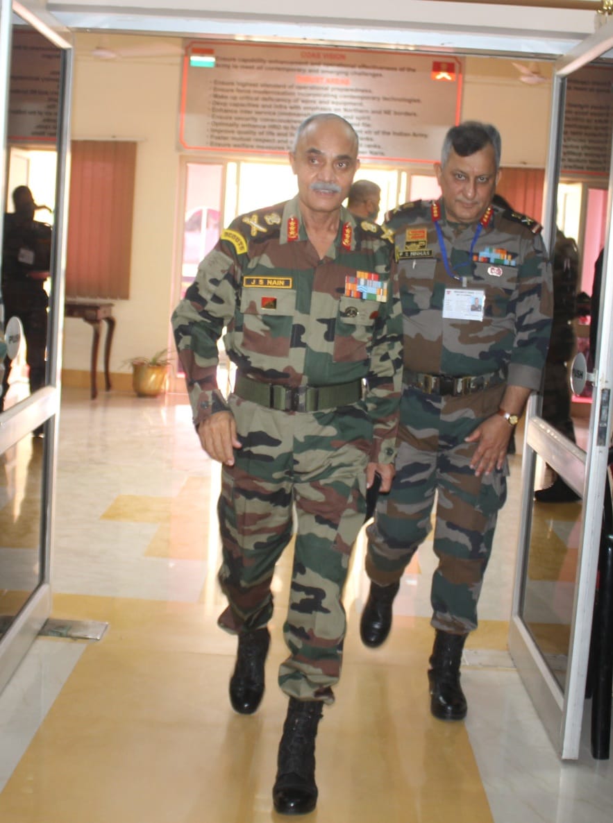 #LtGenJSNain #Armycdr #SouthernCommand visited Jodhpur Military Station Pronounced, “NATION IS IN SAFE HANDS'
Commended all ranks #KonarkCorps on the #Professionalism #Oppreparedness #training #TriServiceSynergy  
@IaSouthern 
@DefencePRO_Guj 
@PIBJaipur @adgpi @SpokespersonMoD