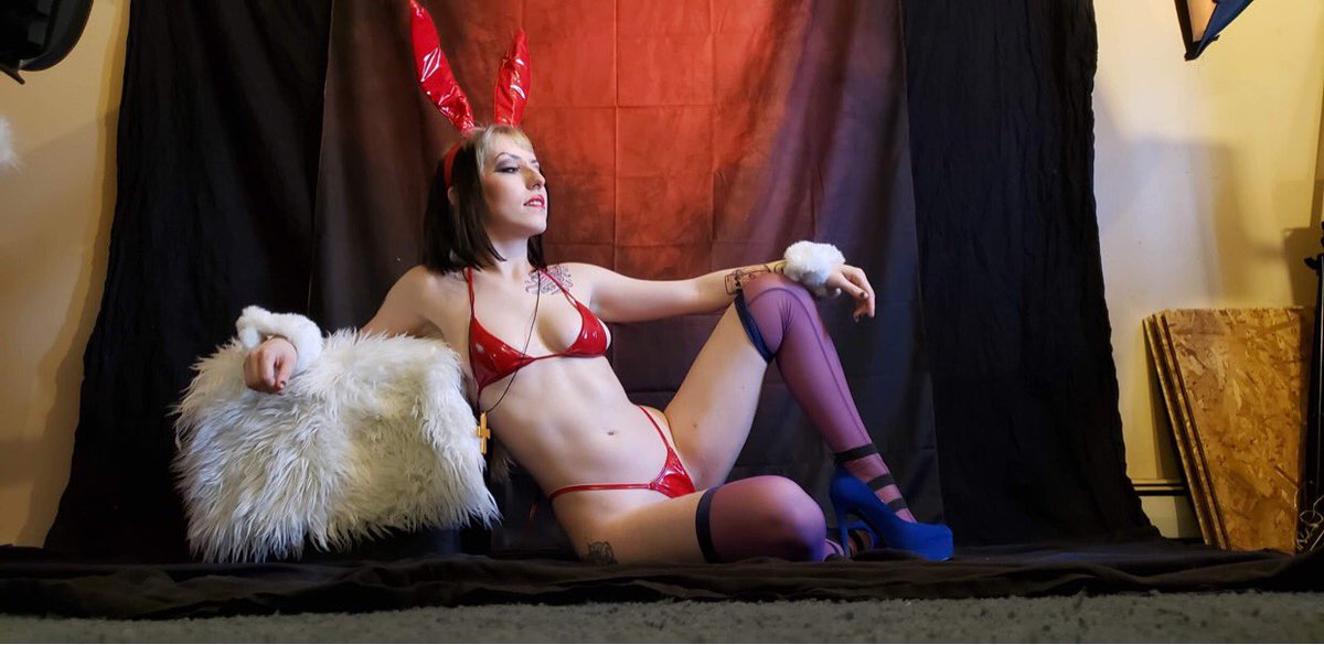 MissScaryCarrie's tweet photo. Bunny babe 🐰✨ Another behind the scene photo from my recent shoot with @HonjaPhotograp1 https://t.co/qHu2eVnZSn
