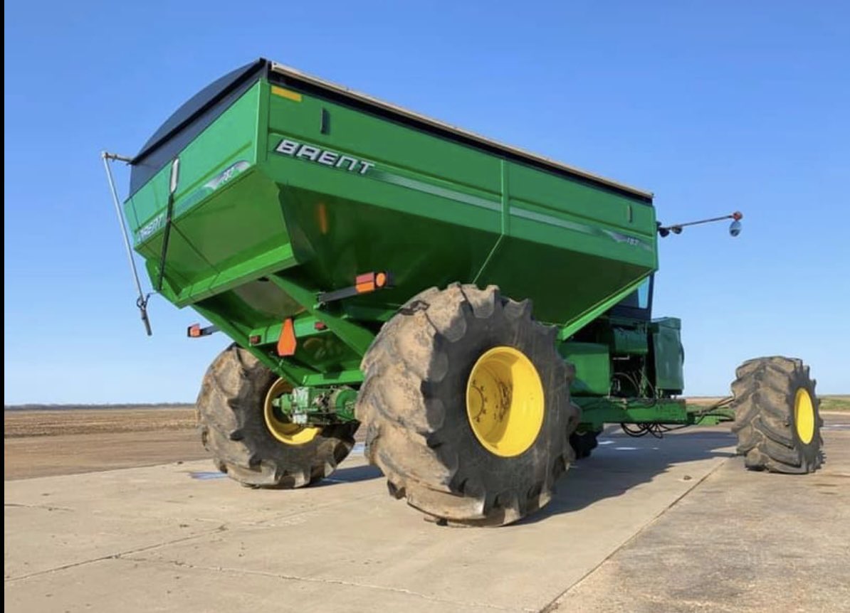 More photos of that self propelled grain cart. #AgTwitter #shopbuilt #graincart