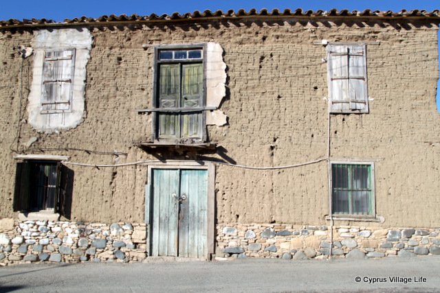 photosofcyprus's tweet photo. Old traditional doors and windows on a mud and stone built building in Episkiopeio Village. The village is situated in the Nicosia District of Cyprus #Cyprus #Episkopeio #Nicosia #Doors #Windows #Architecture #Travel #Wanderlust https://t.co/rwtdd3BwTR