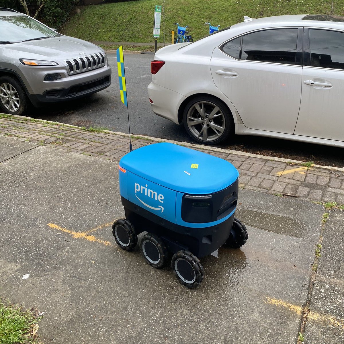 Ryan Duffy Amazon Scout Sighting In The Wild Yesterday C O A Friend Ohyesishan In Midtown Atl The Electric Sidewalk Delivery Bots Are Being Beta Tested In Snohomish County