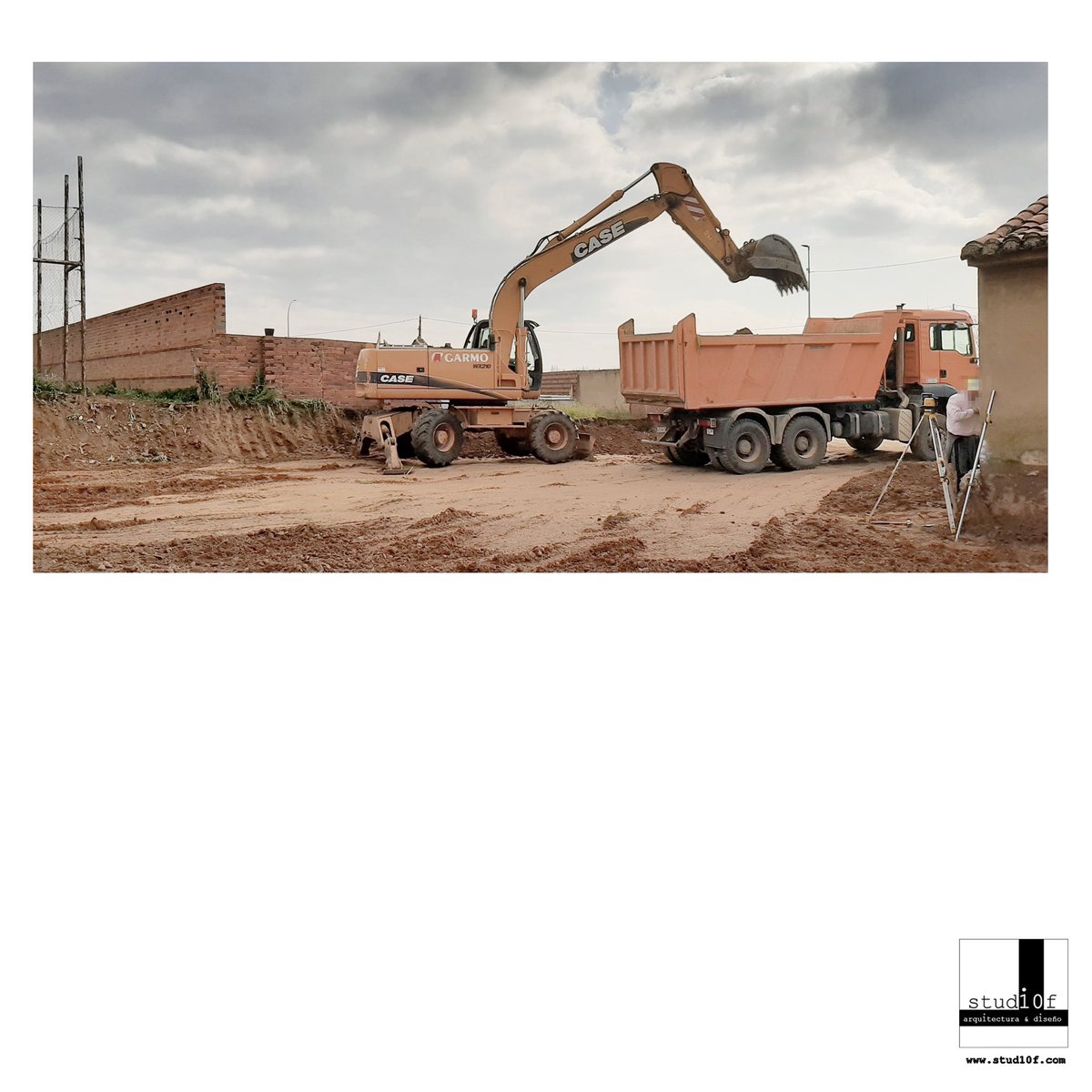 stud10f's tweet photo. 📰🗞 E D I F I C I O _ U S O S _ M Ú L T I P L E S
(#Algadefe, León)
✏️📐👷🏻♂️🏗️🏡
Todos los finales son principios.
Comienzan las obras de la Fase 1 con mucha ilusión que se ceñirán al solar y la cimentación del edificio.
Hoy, movimientos de tierras en solar y limpieza. https://t.co/R9Y3yQe5C6