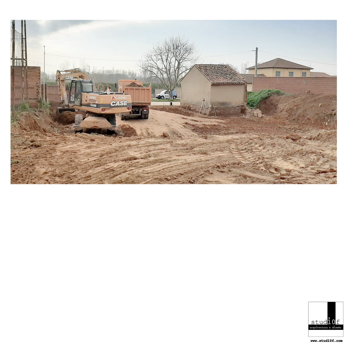 stud10f's tweet photo. 📰🗞 E D I F I C I O _ U S O S _ M Ú L T I P L E S
(#Algadefe, León)
✏️📐👷🏻♂️🏗️🏡
Todos los finales son principios.
Comienzan las obras de la Fase 1 con mucha ilusión que se ceñirán al solar y la cimentación del edificio.
Hoy, movimientos de tierras en solar y limpieza. https://t.co/R9Y3yQe5C6