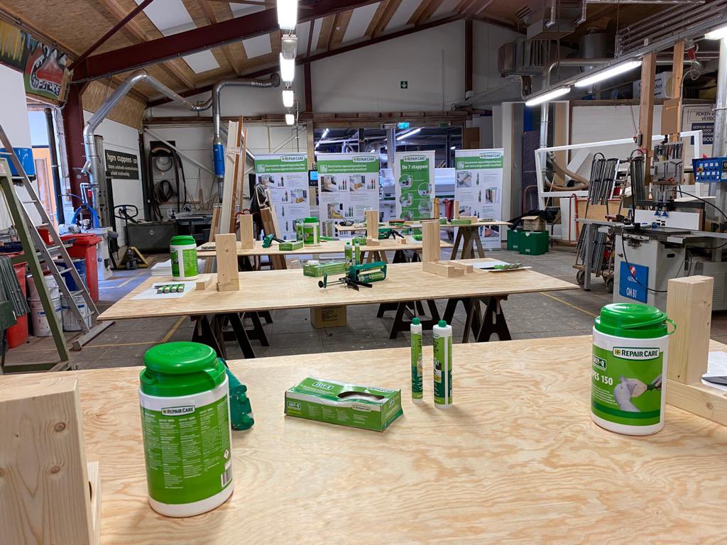 Alles staat klaar voor de cursus houtrot herstel met <a href="/RepairCareNL/">Repair Care NL</a> , hiermee blijven onze vaklieden up-to-date #bouwenisleuk #kennissessie #timmerwerk