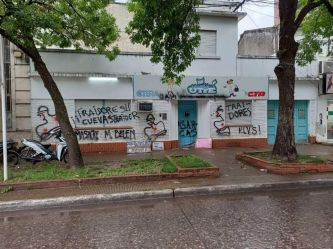 NGFederal's tweet photo. #Docentes: Así quedó la fachada de #Utre luego de que aceptó la propuesta del Gobierno
https://t.co/I2MvMVSXqI
@EducacionChaco @jmcapitanich @santiperezpons https://t.co/DGmfk5IHRE