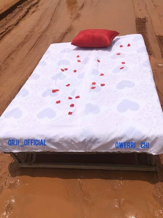 Coal_City's tweet photo. A couple seen having their Honeymoon on the Ohi-Orogwe Road, Owerri West LGA along Onitsha Road Imo state.

The couple who had their engagement, wedding &amp; now doing honeymoon on this same road vowed to host more events there until the govt comes to their aid.

#CoalCityConnect https://t.co/qS2GrUFJwa