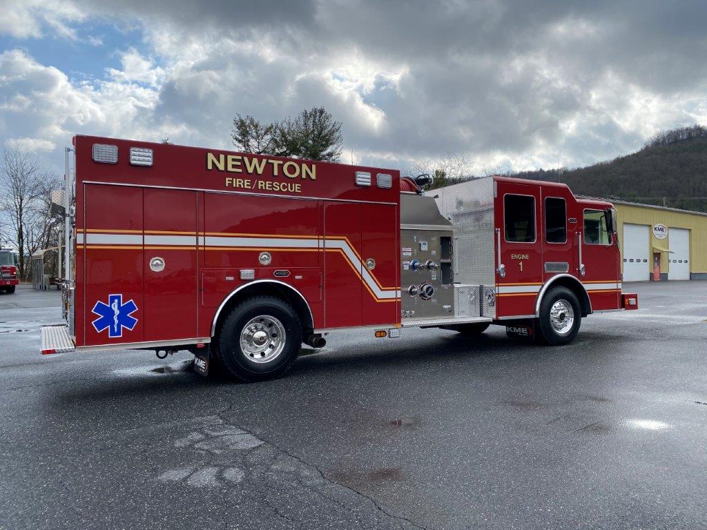 KMEFire's tweet photo. City of Newton Fire Department's brand new #Custom #TopMount #Pumper is ready to head South!
Thanks for choosing #KME!
#KMEWorksForYou https://t.co/MQAIWJDD8b