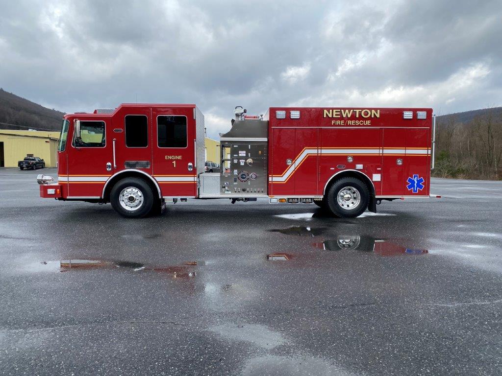 KMEFire's tweet photo. City of Newton Fire Department's brand new #Custom #TopMount #Pumper is ready to head South!
Thanks for choosing #KME!
#KMEWorksForYou https://t.co/MQAIWJDD8b