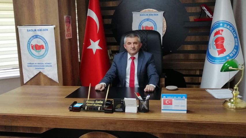 Pandemi Döneminde Sağlık Tesisleri İş Güvenliği Uzmanı Gorevlendirilmesini Bekliyor
Sağlık Bir Sen Başkanı Hasan Önür , covid 19 Vaka Sayılarında ciddi artışların olduğunu belirtti.