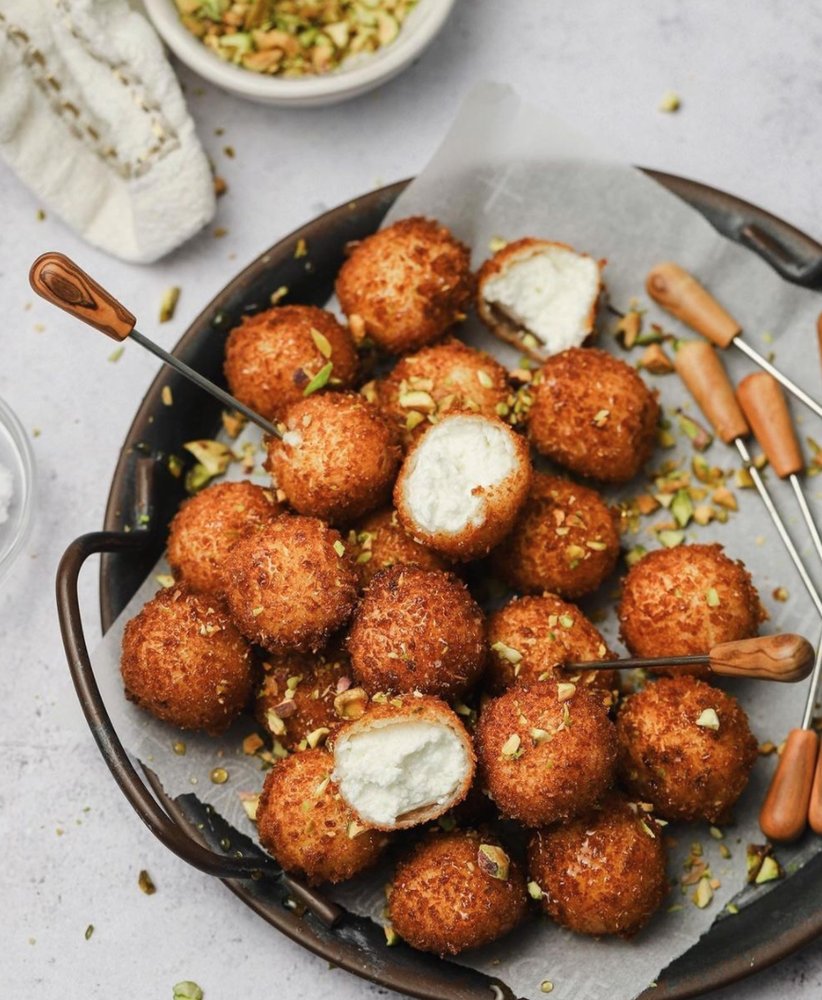 These elegant bites of Creamy Goat Cheese topped with Truffle Honey and Pistachios make an irresistable appetizer! 🍯🕊️Shop Truffle Honey on SALE at 👉Bottega.eu!  #Recipe and photo by <a href="/TheFeedFeed/">The Feed Feed</a> 😋 ow.ly/i4wg50DUwjM