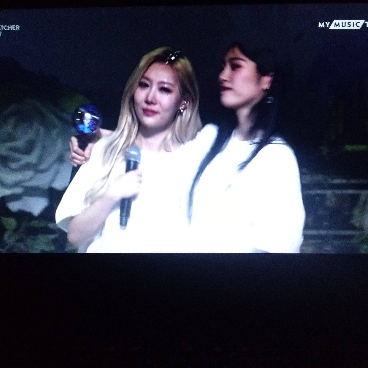 teatreesoap's tweet photo. Handong cried again during 4 Memory performance and JiU comforts her 😭

#Dreamcatcher #드림캐쳐 
#CROSSROADS #Utopia 
#DREAMCATCHER_ACOUSTIC 
#Dreamcatcher_Crossroads 
#CrossroadsUtopia https://t.co/i9Nq7kpQNY
