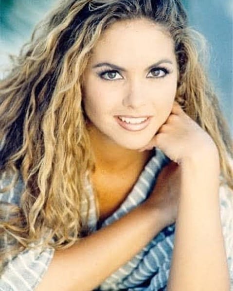 LuceroMundialOk's tweet photo. Y con esta foto retro de los 90 que @LuceroMexico subió ayer en un tbt, seguimos decretando la buena nueva... Lucero grabará nuevas canciones!! #LuceroVuelveAlPop https://t.co/zgtQGNZrTc