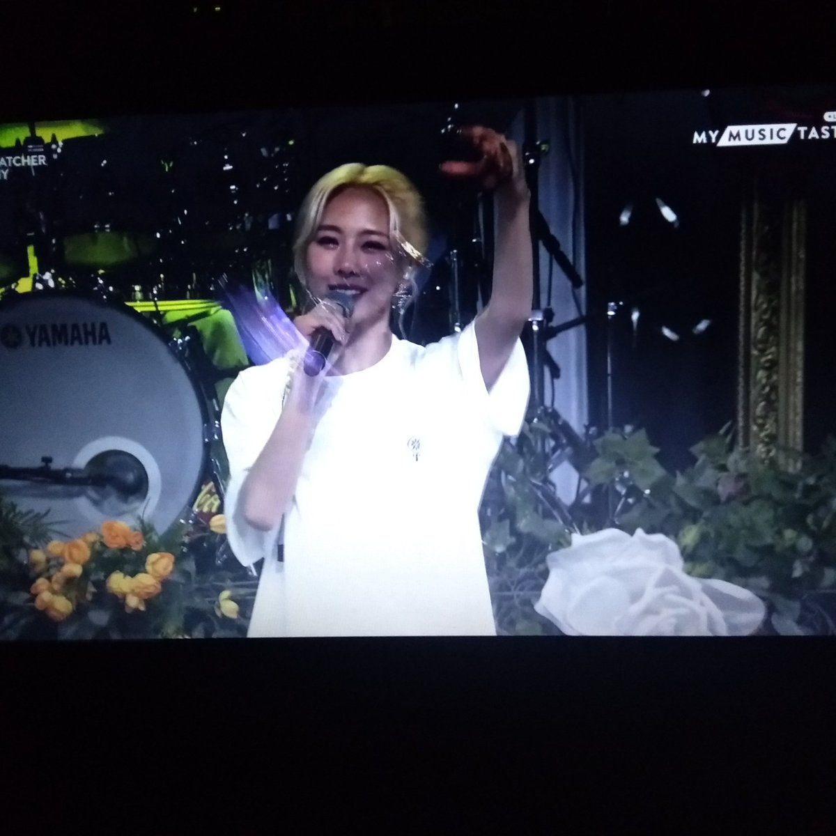 teatreesoap's tweet photo. Just Yoohyeon playing with her lightstick during 4 Memory performance 😆 She failed to catch it mid-air 😆

#Dreamcatcher #드림캐쳐 
#CROSSROADS #Utopia 
#DREAMCATCHER_ACOUSTIC 
#Dreamcatcher_Crossroads 
#CrossroadsUtopia https://t.co/rxtkgxa056