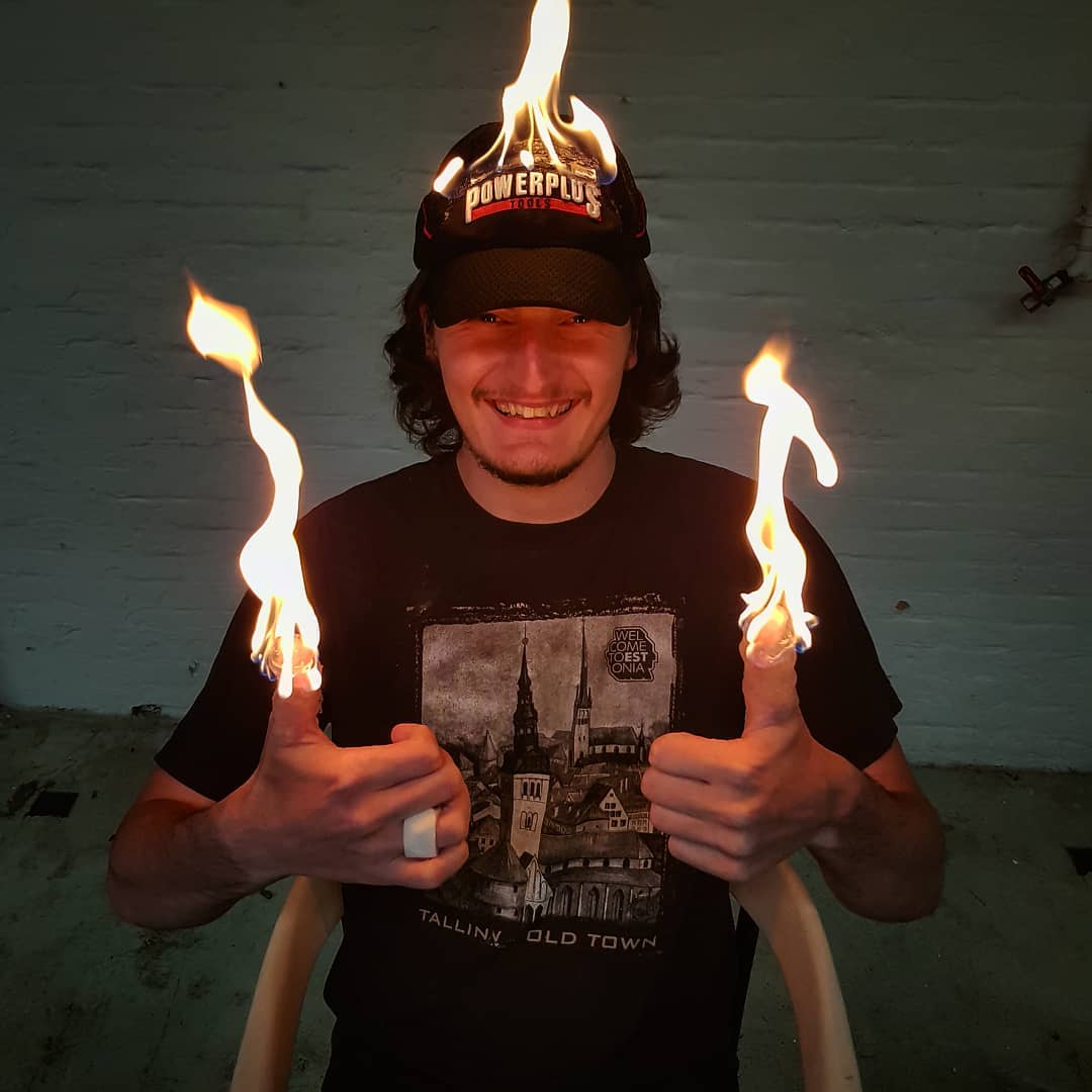 Vuurgilde's tweet photo. Vlam doorgeven van #Links naar #Rechts in slow motion!

Warme groet en fijn weekend allemaal! #weekendvibes  #vlam #warmte

Wil je echt iets spannends zien? https://t.co/ZkIqTMOACP

Model Herman Bies - Foto @TMeijwaard https://t.co/IGq9kdySwf