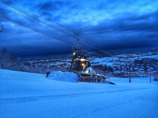 SnowOpsMag's tweet photo. Many thanks to Kristopher J M Lewko for sharing this great shot with us. Such cool (get it) lighting!
Don't forget to share your #SnowOpsShots with us for a chance to be featured in an upcoming #SlopeSaturday post.
#SnowGrooming #SnowGroomer #GroomingLife #ResortLife https://t.co/kWW53NF0fz