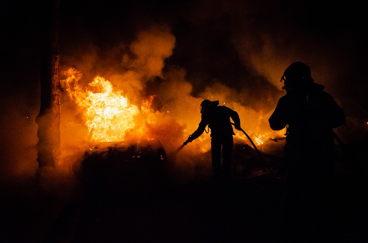 paudelacalle's tweet photo. Dos bomberos apagan un coche que ardía junto a una barricada durante los disturbios del pasado 16 de octubre del 2019 en Barcelona.
Pau de la Calle ©. #fire #fireworker #Bomberos #riots https://t.co/snmKWzPGuK