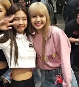 thank you for taking care of our nini so well lisa !! 

#TheLalisaDay
#OurGemLalisaDay
HAPPY BIRTHDAY LISA