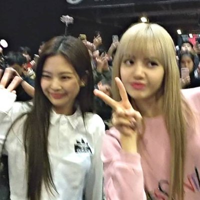 jnlsthinker's tweet photo. thank you for taking care of our nini so well lisa !! 

#TheLalisaDay
#OurGemLalisaDay
HAPPY BIRTHDAY LISA https://t.co/q5YNcWlbDZ