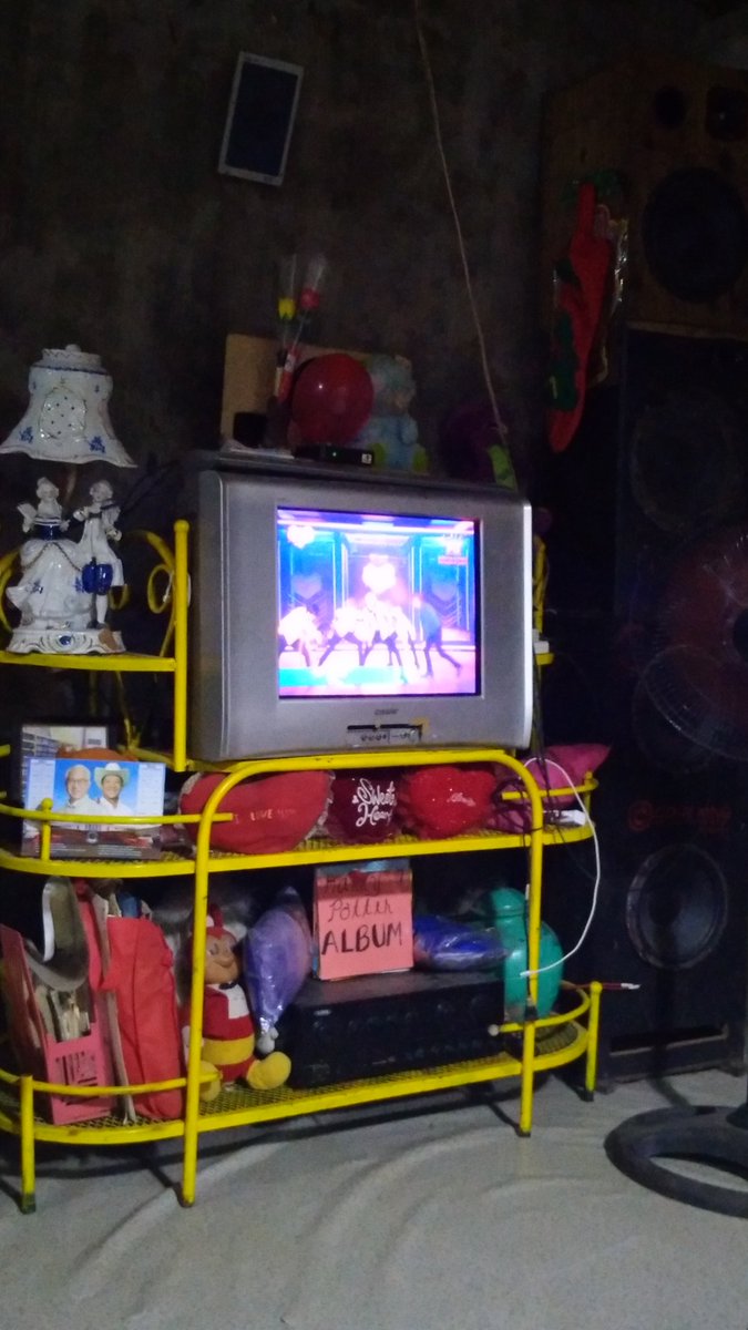 KikoMarquez3's tweet photo. YUNG I'M NOT INTO NCT DREAM NOR KPOP PERO NAPAPATANONG KA SA ISIP MO ANO PANGALAN NUNG NAKAPUTI NA MAY RED TIE😂
#LazadaPH 
#LazadaSuperParty 
#LazadaxNCTDream https://t.co/UeK3OJdqsT