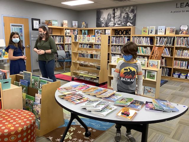 McLeanLCLibrary's tweet image. Safe #libraryspace for #bookselection @McLeanSchool @KarenRappaport