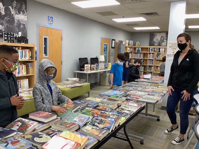 McLeanLCLibrary's tweet image. Safe #libraryspace for #bookselection @McLeanSchool @KarenRappaport