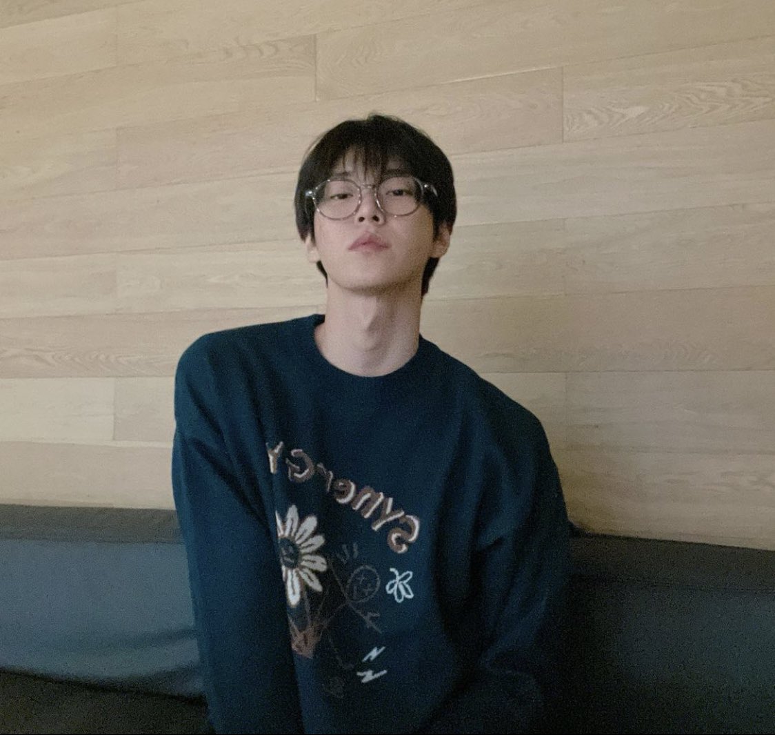 jsmtjyygyjbbjb's tweet photo. แพ้คนใส่แว่นที่ชื่อ คิมโดยอง https://t.co/bQ2ocYdJ5m