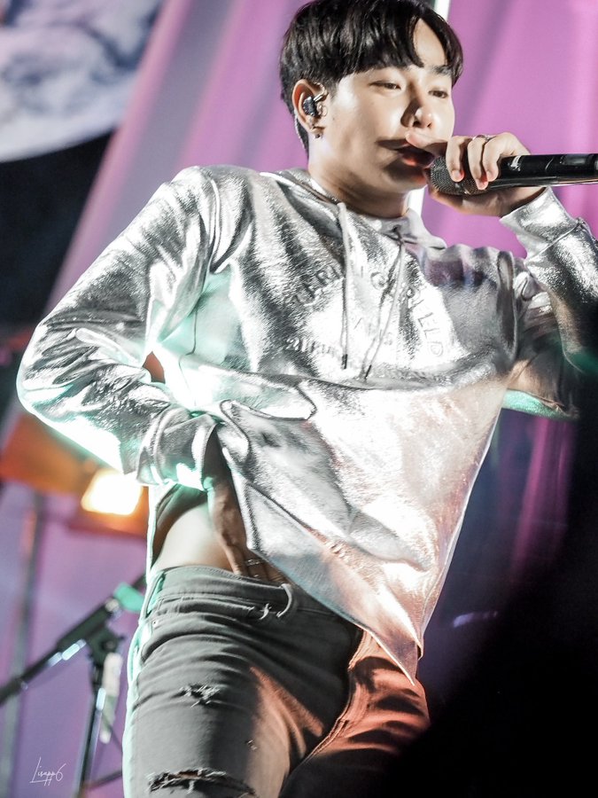 E_prig's tweet photo. ข่าวด่วน!!! นักกีฬาทีมสีเงินโดนจับตรวจอาวุธค่ะ 
กรรมการให้ตัวแทนสีทองซึ่งคืออิชั้นเอง เข้าไปสังเกตการณ์
ไม่พบสิ่งต้องสงสัย แต่ขาวมากค่ะ🤣
#ทองโรสโกล #เป๊กผลิตโชค #peckpalitchoke @peckpalit https://t.co/c9Yy16Se2C