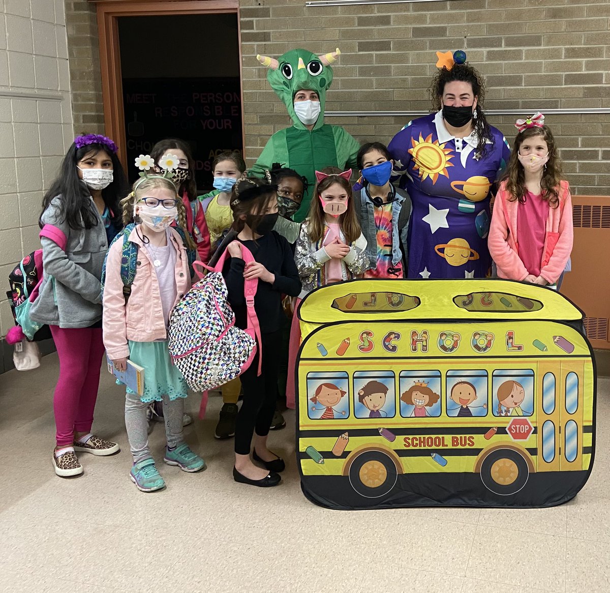 darla_lussier's tweet photo. Great way to end our month of reading- Character Day at Mohegan School! https://t.co/oAcrLPMXMk