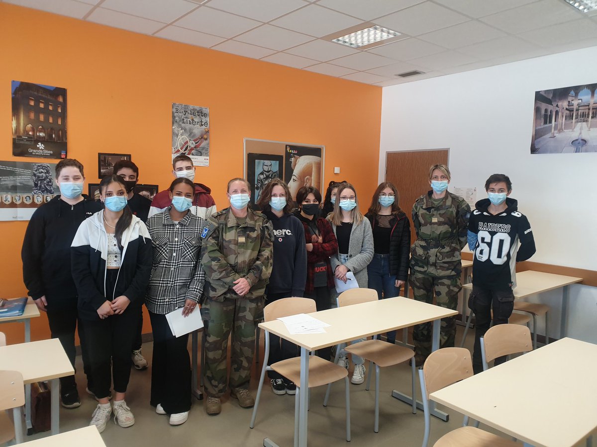 9RSAM_cdc's tweet photo. Matinée de partage entre 2 officiers féminins du #9RSAM et les élèves de notre Classe de Défense et de Sécurité Globale du collège Azaña. Des questions pour casser les idées reçues et des réponses pour raconter les #OperationnELLEs
#ArméesJeunesse
#ArméeNation
@armees_zone_sud https://t.co/sd1EtE7IPt