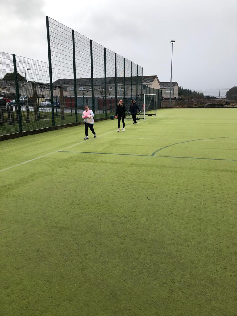 StDavids4's tweet photo. Amazing team effort from Primary 5 despite the weather ❄️🥶 during their Cross Country in aid of St Andrew’s Hospice! Well done everyone 💙🤍🖤🌟🌟🌟👏🏼👏🏼👏🏼 #CouchToCrossCountry @NLActiveSchools @StAndrewHospice #teamstdavids https://t.co/k2xcE0rGv3