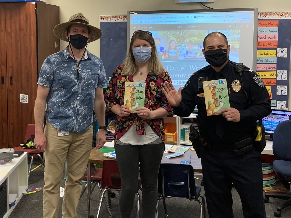 DublinOhio's tweet photo. Today is about Books and Badges! @DublinPolice Chief Justin Páez joined @DWEdublin Principal Lucas Bauer and Sarah Adkins’ first grade class for some light reading! 📚 #StarfishAssignment https://t.co/IqWx06w5Ti
