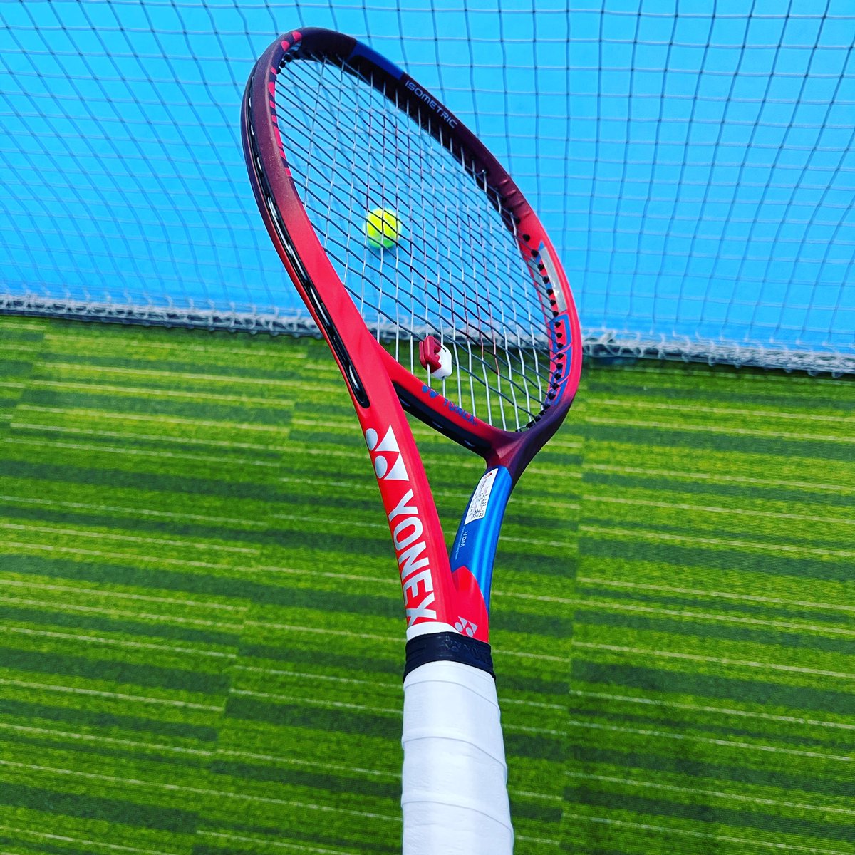 teru4454's tweet photo. 深夜の #修行 だん
YONEX VCORE 100 2021
シングルス二本
右足首違和感続いてて、あまり動けませんでしたが、厚い当たりを常に意識して。
特にバック！
#跳弾道スピン 
#VCORE
#ヨネックス 
#yonex 
#farbeyondordinary
#luxilon
#ポリポリ
#アルパワー史上最強説 
#ALUPOWER
#tennis https://t.co/z9Arvm8Kui