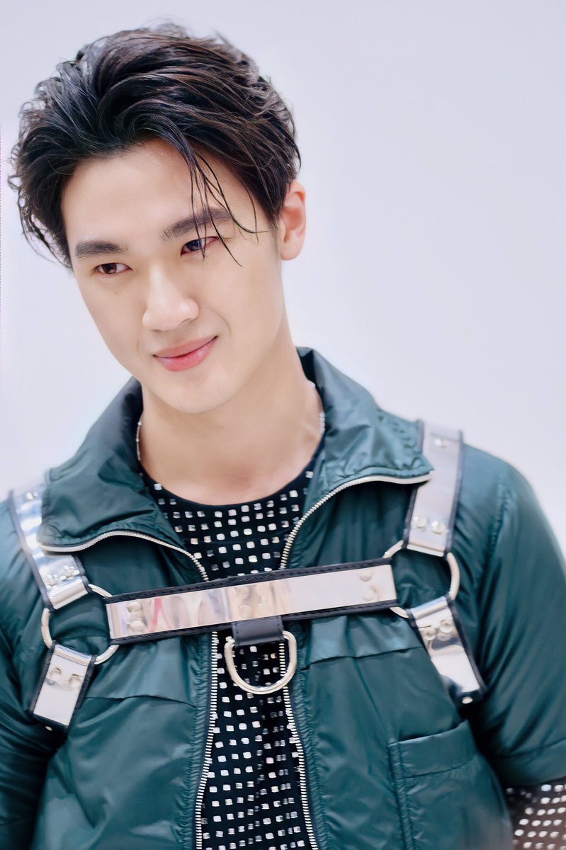 mdfansupport's tweet photo. คนหล่อใส่ชุดไรก็หล่อแหล่ะ 😂
#yniverseawards2020 https://t.co/yAoovyhSBw