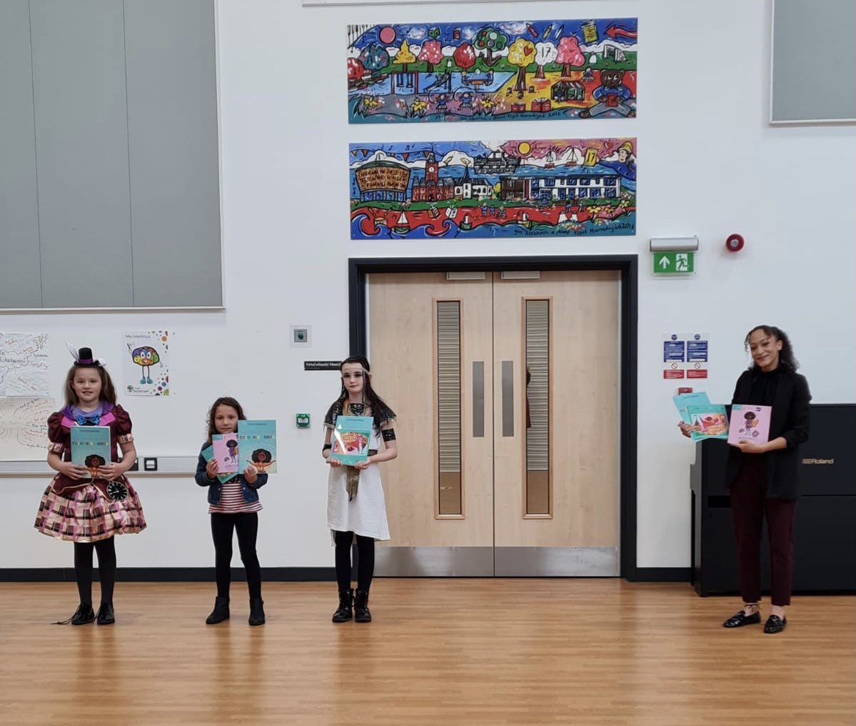 YsgolHamadryad's tweet photo. Am fraint cael croesawu Jessica Dunrod atom heddiw! Am fenyw hollol ysbrydoledig! / What a privilege to welcome Jessica Dunrod to school today! What an inspiring women! #arbennig #IamproudofwhoIam https://t.co/VTiQfBNRi5