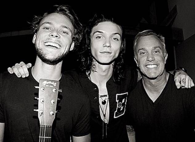 ParadiseCityFA's tweet photo. Andy meeting Calum and Ashton from 5sos warms my heart soooo much still. I absolutely love 5sos. https://t.co/QN8l1xTCWq