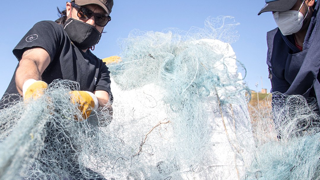 parleyforoceans's tweet photo. Have you watched @seaspiracy yet? The new documentary uncovers the havoc #fishingnets wreak on marine life when used deliberately and once discarded. 

Our Global Cleanup Network are removing the threat, intercepting these derelict ocean killers from shorelines and high seas. https://t.co/PK0OK1tJ1R