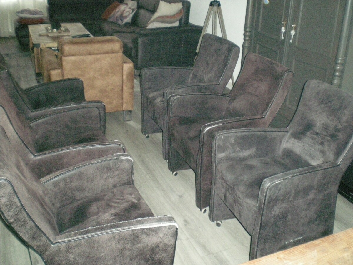 eetkamerstoelen .stof is velvet: Reageren of meer informatie? Klik hier 👉 6 eetkamerstoelen nog in redelijke staat.gratis ophalen. koopplein.nl/coevorden/2382… <<< info in de link.