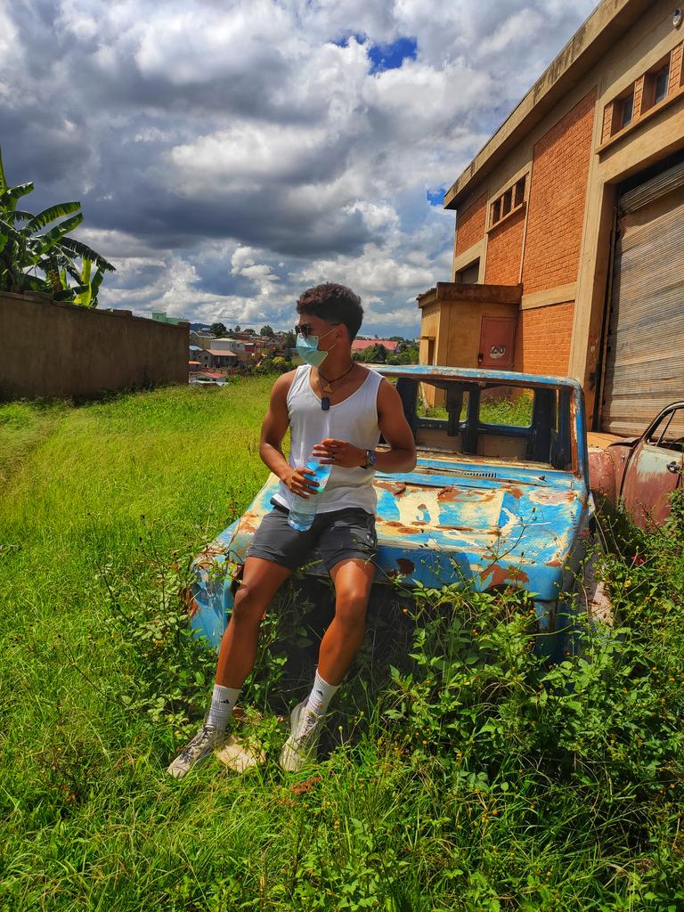 J'décide d'garder le sourire, d'éviter leur rage
J'ai toute la vie devant moi: j'en suis qu'à la première page.