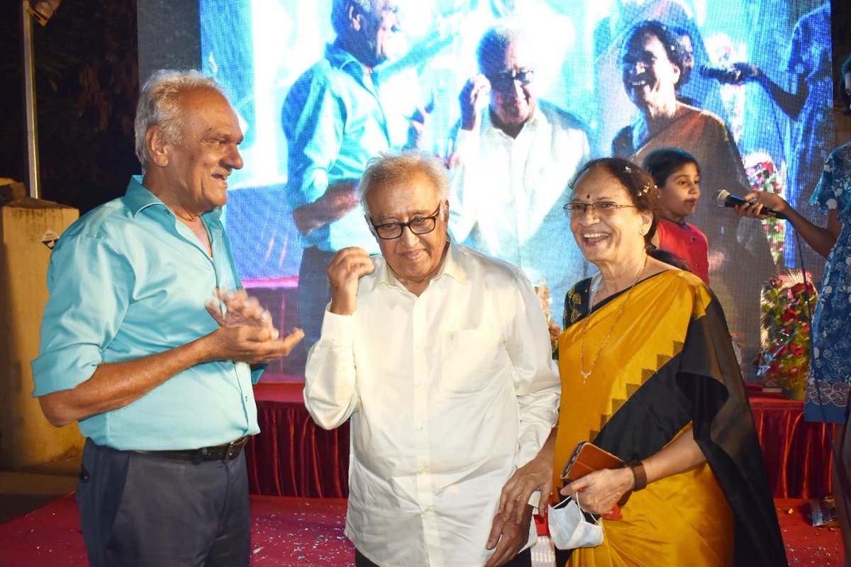 NarayanaKankana's tweet photo. సురవరం సుధాకర్రెడ్డి గారి 80 వసంతాల వుత్సవం సందర్బంగా హ్రుదయపూర్వక శుభాకాంక్షలు . నేను కమ్యూనిష్ట్ పార్టీలొకి రావడానికి ఆనాటి విద్యార్ది నాయకులు స్టాలిన్ బాబు . 
అయితే పార్టిలో నాపెరుగుదలకు ప్రతిసందర్బంలో సుధాకర్రెడ్డిగారి పాత్రవుంది. గతాన్నిమరువలేను. https://t.co/8ZvyZu0d6F