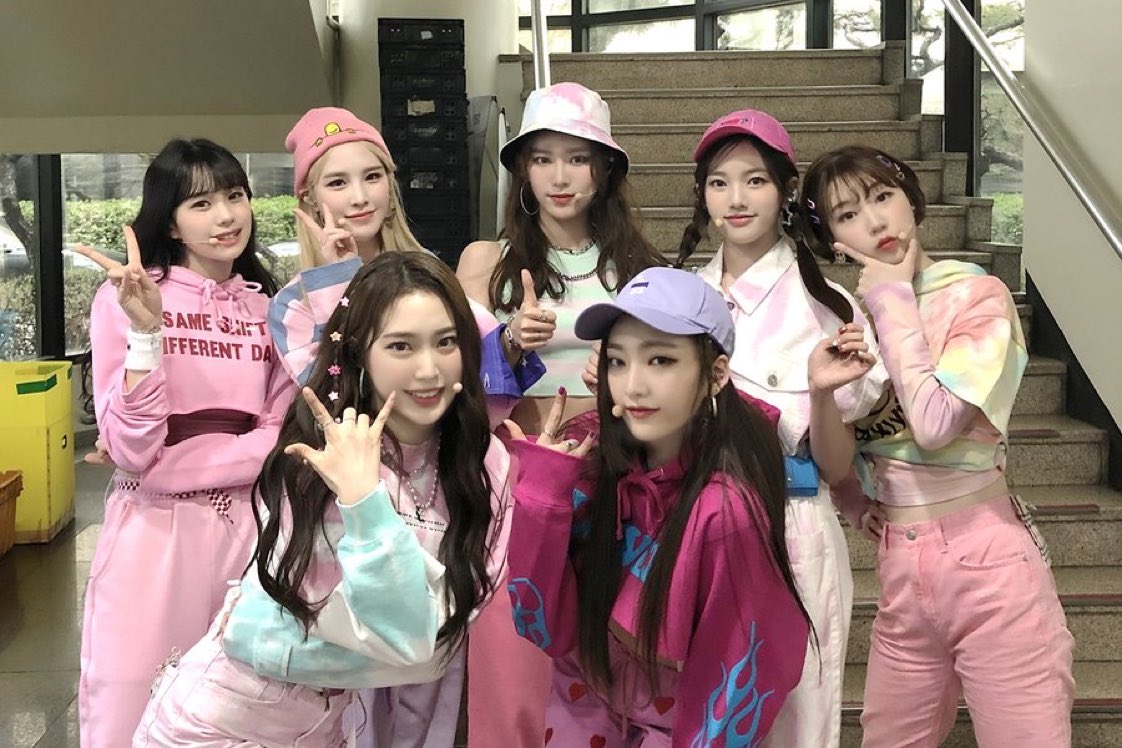 _Weeeklys's tweet photo. [📸] 

❤2021.03.26 뮤직뱅크❤
오늘도 갓.벽.했던 위클리의 'After School' 무대 완료💖
우리 데일리 여러분 모두 즐겁게 보셨쎕쎄요❓🧐

#Weeekly #위클리
#이수진 #먼데이 #지한 #신지윤  
#박소은 #조아 #이재희
#We_play #AfterSchool https://t.co/esvaxMIfs8
