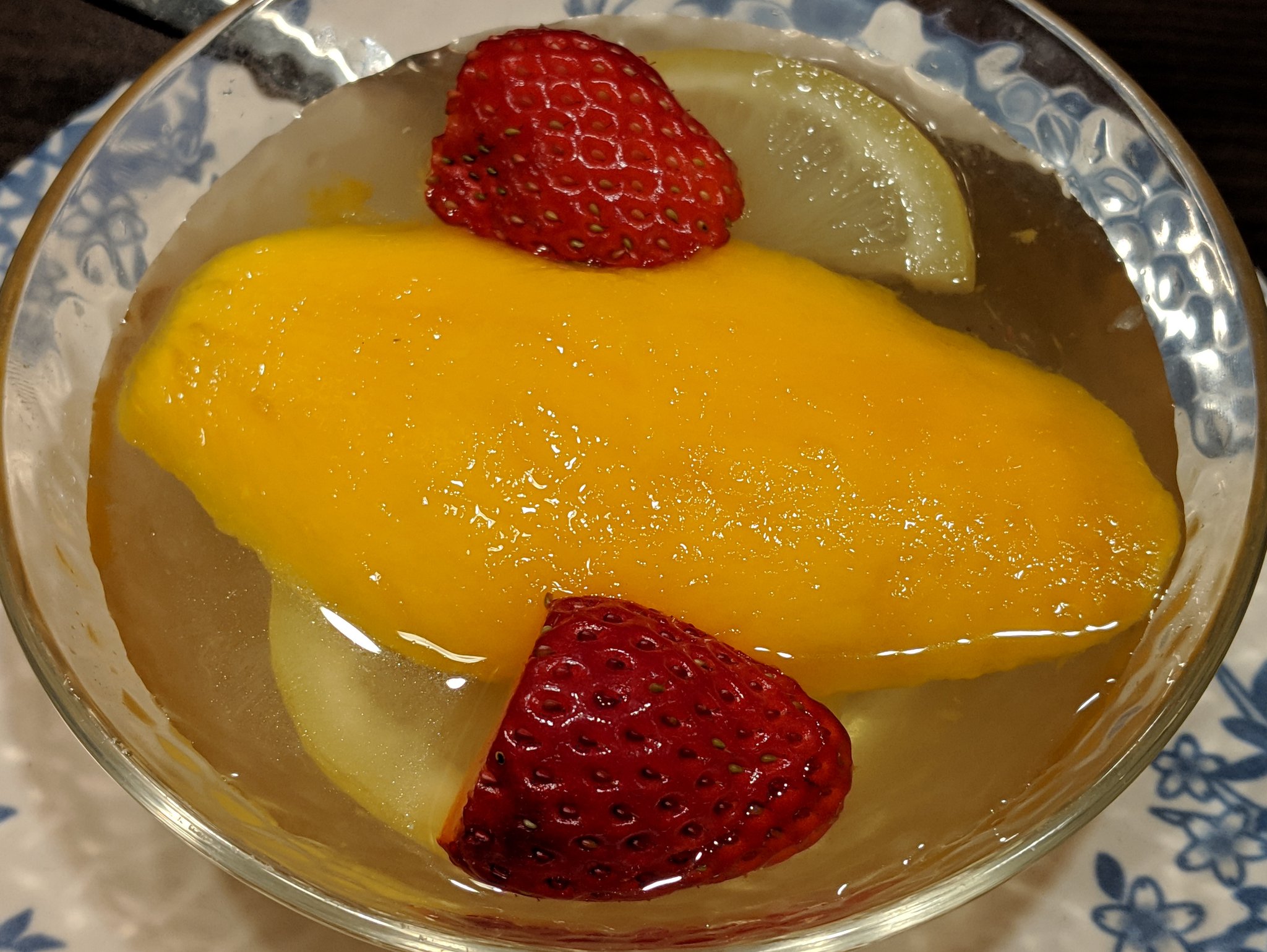 Niwasan バーミヤンの大きなマンゴーと苺のフルーツオーギョーチは マンゴーは大ぶりで食べごたえあり 濃厚な甘さで美味 オーギョーチはもっちりと弾力あり 切るのに悪戦苦闘 レモンが爽やかで甘酸っぱく後味スッキリ バーミヤン デザート